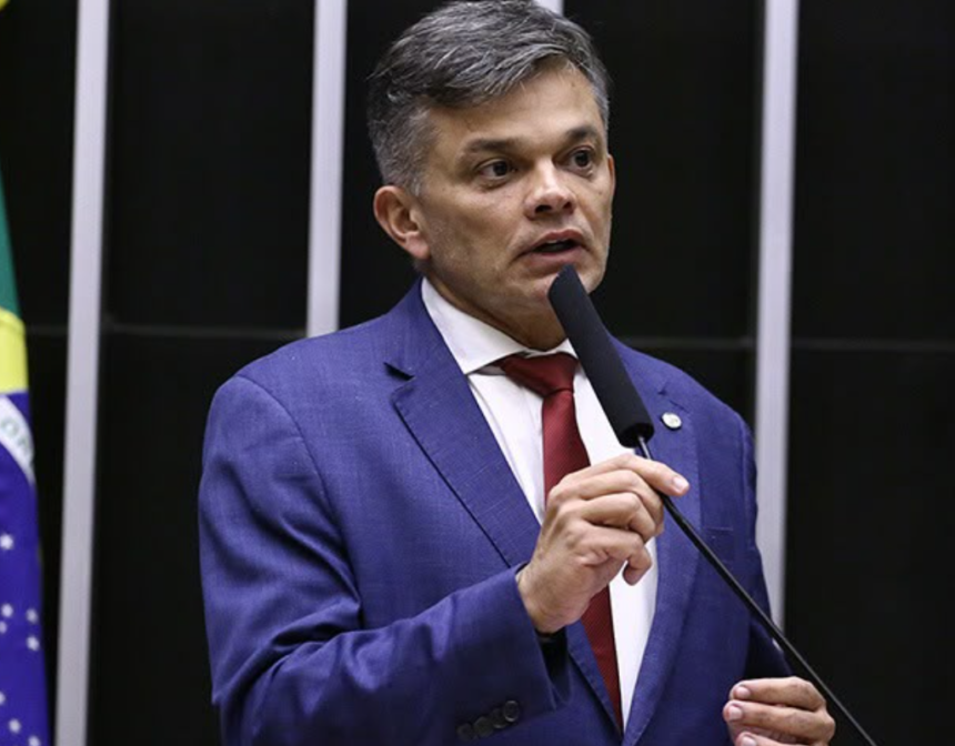 Dimas Gadelha critica discurso de Flávio Bolsonaro e questiona uso da fé na campanha Dimas Gadelha critica discurso de Flávio Bolsonaro e questiona uso da fé na campanha