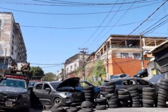 Carros-bomba prontos para explodir com aproximação de policiais são encontrados durante operação no RJ