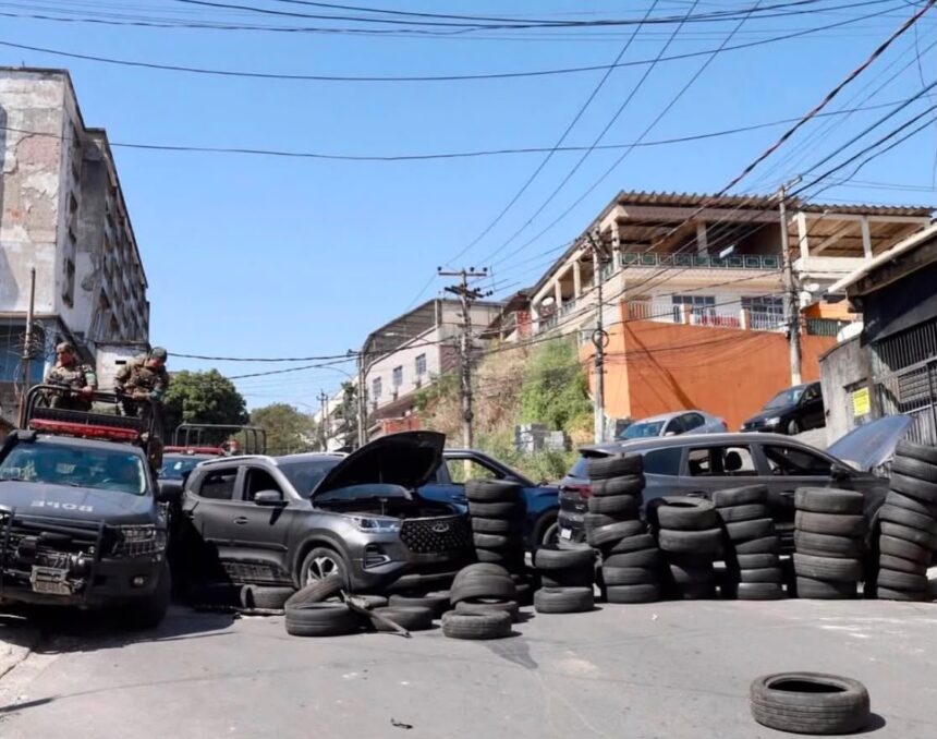 Carros-bomba prontos para explodir com aproximação de policiais são encontrados durante operação no RJ