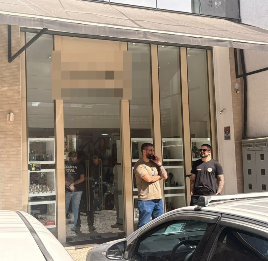 Polícia cumpre mandados de busca e apreensão contra joalheria que teria comprado joias roubadas em Campos Polícia cumpre mandados de busca e apreensão contra joalheria que teria comprado joias roubadas em Campos