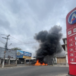 VÍDEO: Familiares de criança que morreu após ser baleada em ataque a tiros fazem protesto na frente da Delegacia de Guarus