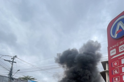 VÍDEO: Familiares de criança que morreu após ser baleada em ataque a tiros fazem protesto na frente da Delegacia de Guarus