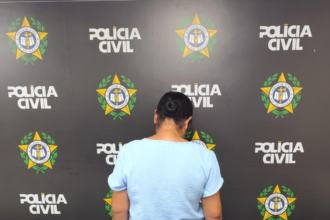 Foragida do ES por estelionato é presa em terminal de van em Campos