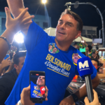 Flávio Bolsonaro se despede de Campos prometendo CNH aos 16 anos e redução da maioridade penal