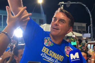 Flávio Bolsonaro se despede de Campos prometendo CNH aos 16 anos e redução da maioridade penal