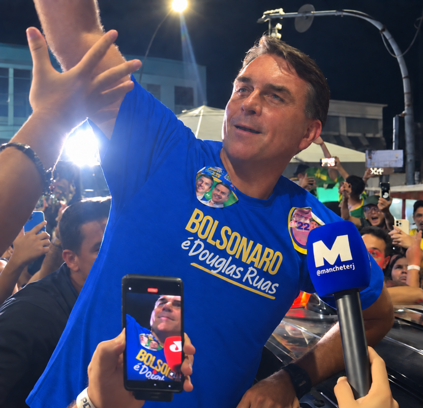 Flávio Bolsonaro se despede de Campos prometendo CNH aos 16 anos e redução da maioridade penal Flávio Bolsonaro se despede de Campos prometendo CNH aos 16 anos e redução da maioridade penal