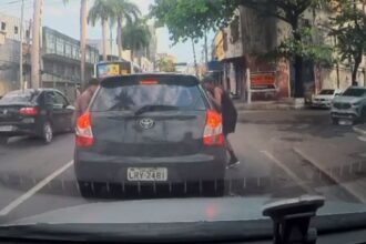 Criminosos são flagrados assaltando no trânsito em área com câmeras de reconhecimento facial