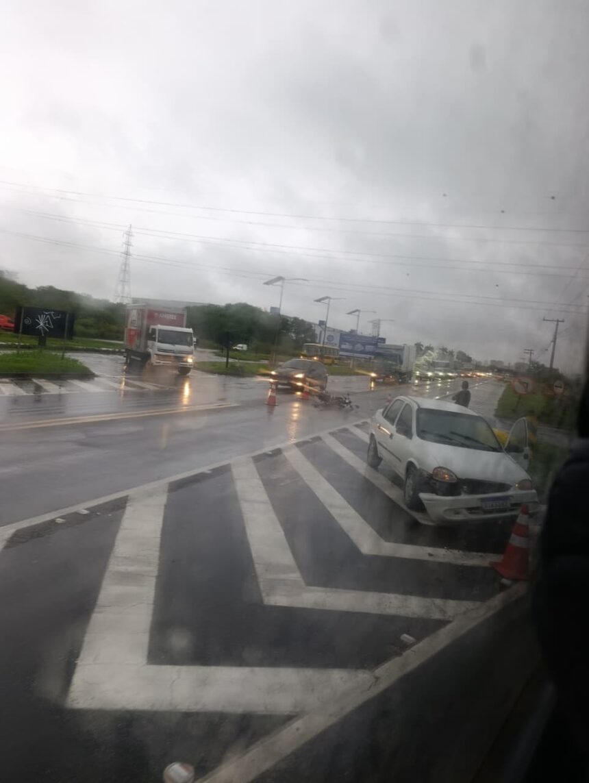 Homem fica ferido após acidente entre carro e moto na BR-101, em Campos Homem fica ferido após acidente entre carro e moto na BR-101, em Campos