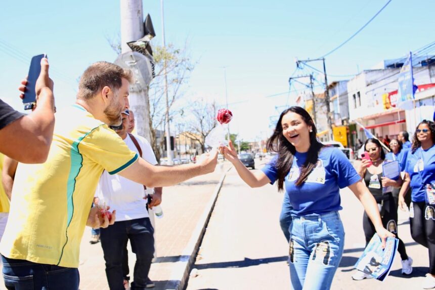 Wladimir oferece maçã do amor a Delegada Madeleine durante encontro em Goytacazes