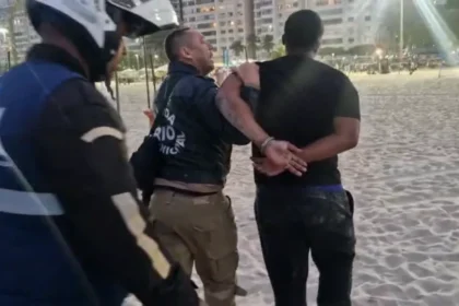 VÍDEO: Homem é preso no Rio após vender biscoito e biquíni por R$ 1 mil a colombiano