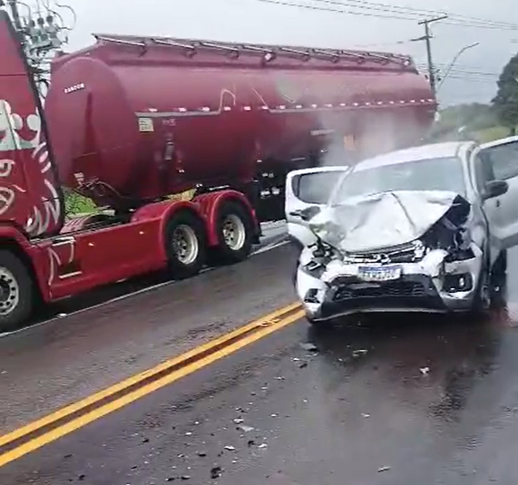Acidente entre carro e ônibus deixa três pessoas feridas em Campos