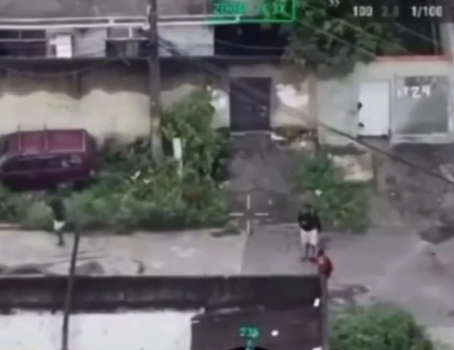 Chefe do tráfico é baleado e morre durante confronto com a polícia Chefe do tráfico é baleado e morre durante confronto com a polícia