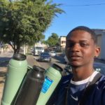 Jovem campista viraliza na internet vendendo café no sinal
