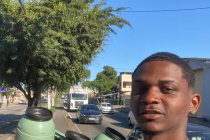 Jovem campista viraliza na internet vendendo café no sinal