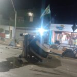 Carro capota na Avenida 28 de Março e deixa ciclovia danificada