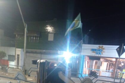 Carro capota na Avenida 28 de Março e deixa ciclovia danificada