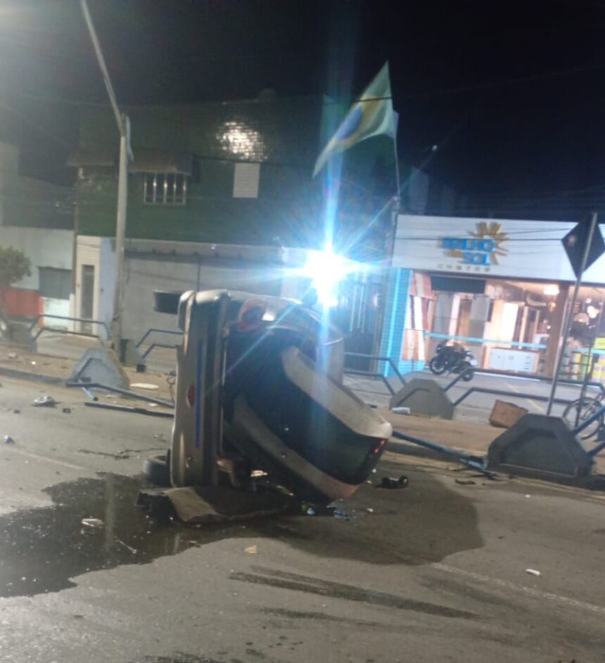 Carro capota na Avenida 28 de Março e deixa ciclovia danificada Carro capota na Avenida 28 de Março e deixa ciclovia danificada