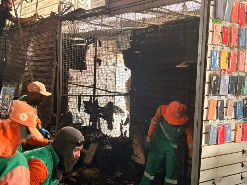 VÍDEO: Incêndio de grandes proporções atinge o Shopping Popular em Campos VÍDEO: Incêndio de grandes proporções atinge o Shopping Popular em Campos