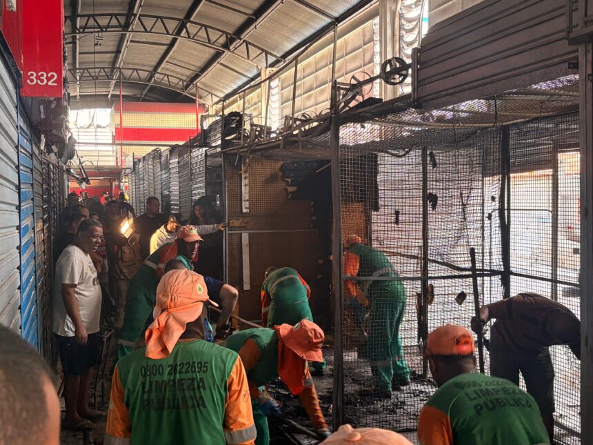 Vistoria do Corpo de Bombeiros constatou irregularidades nos sistemas preventivos de incêndio do Shopping Popular de Campos Vistoria do Corpo de Bombeiros constatou irregularidades nos sistemas preventivos de incêndio do Shopping Popular de Campos