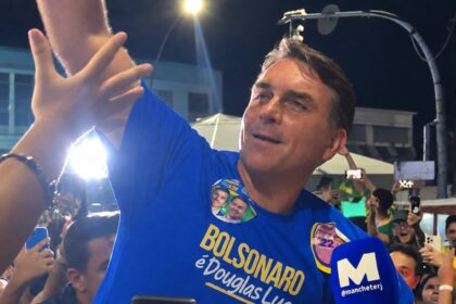 Flávio Bolsonaro se despede de Campos prometendo CNH aos 16 anos e redução da maioridade penal