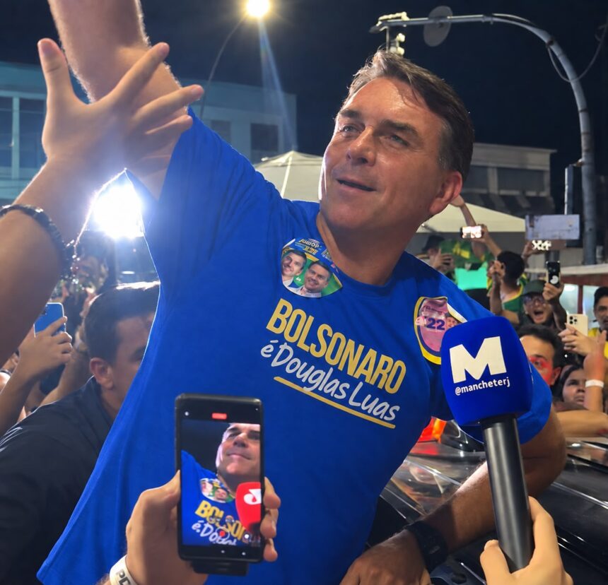 Flávio Bolsonaro se despede de Campos prometendo CNH aos 16 anos e redução da maioridade penal Flávio Bolsonaro se despede de Campos prometendo CNH aos 16 anos e redução da maioridade penal