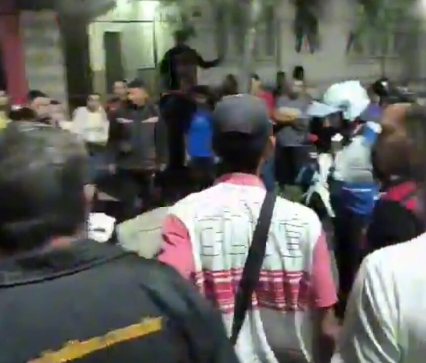 Motoboys se revoltam após entregador ser baleado na cabeça durante abordagem; PM foi preso em flagrante Motoboys se revoltam após entregador ser baleado na cabeça durante abordagem; PM foi preso em flagrante