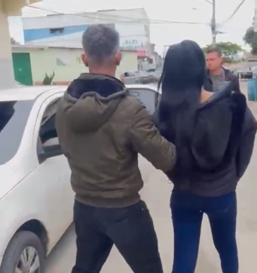 Mulher trans é presa acusada de roubar e extorquir motorista em Macaé Mulher trans é presa acusada de roubar e extorquir motorista em Macaé