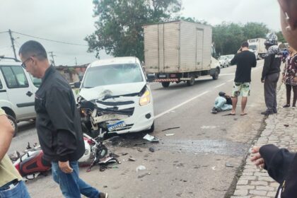 Homem fica ferido após colisão entre carro e moto em Campos