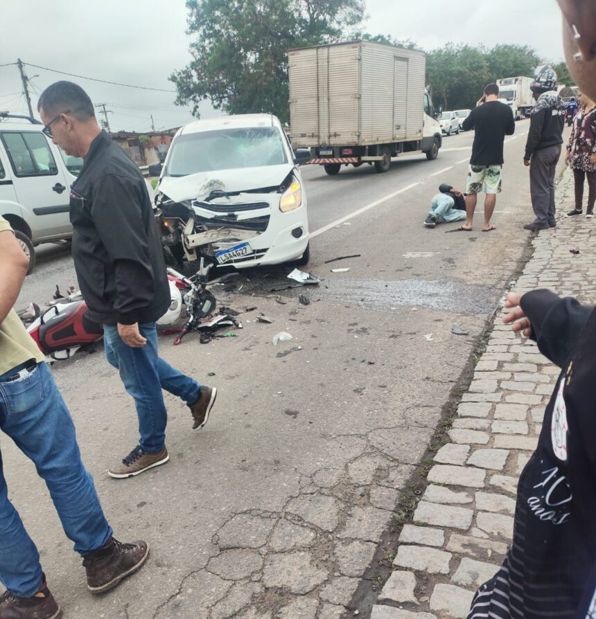 Homem fica ferido após colisão entre carro e moto em Campos Homem fica ferido após colisão entre carro e moto em Campos