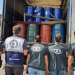 Mais de 32 toneladas de polpa de fruta são apreendidas dentro de tonéis enferrujados em Campos
