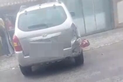 Acidente entre carro e moto deixa mulher ferida em Campos