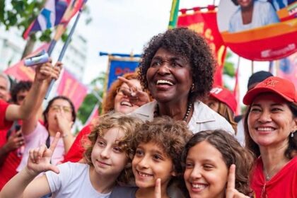 Benedita caminha em meio à multidão durante CarnaLula em Copacabana