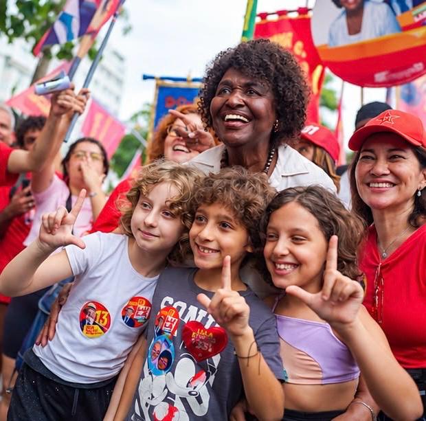 Benedita caminha em meio à multidão durante CarnaLula em Copacabana