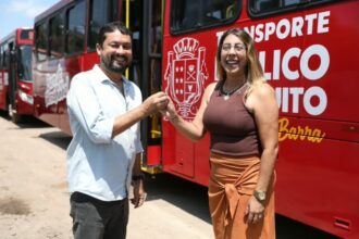 Prefeita de SJB entrega mais dois “Vermelhinhos”, o ônibus gratuito e com ar-condicionado para a população
