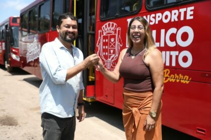 Prefeita de SJB entrega mais dois “Vermelhinhos”, o ônibus gratuito e com ar-condicionado para a população