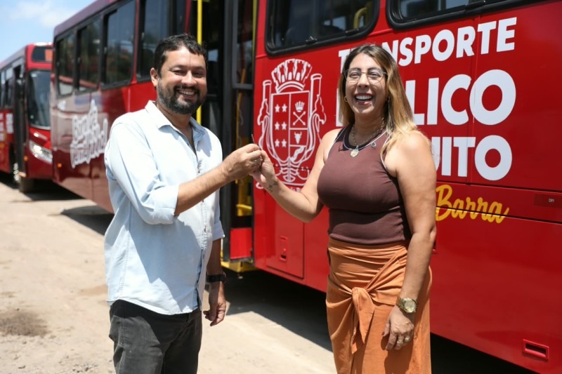 Prefeita de SJB entrega mais dois “Vermelhinhos”, o ônibus gratuito e com ar-condicionado para a população Prefeita de SJB entrega mais dois “Vermelhinhos”, o ônibus gratuito e com ar-condicionado para a população