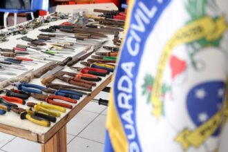 50 prisões e mais de 100 armas brancas e alicates apreendidos: Guarda divulga balanço de operação nas ruas de Campos