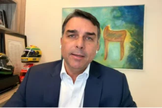 André Mendonça inclui Flávio Bolsonaro como investigado no Caso Dark Horse