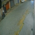 VÍDEO: Motociclista é assaltado na porta de casa em Campos