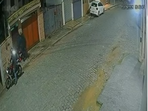 VÍDEO: Motociclista é assaltado na porta de casa em Campos