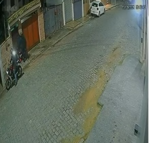 VÍDEO: Motociclista é assaltado na porta de casa em Campos