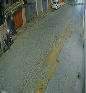 VÍDEO: Motociclista é assaltado na porta de casa em Campos VÍDEO: Motociclista é assaltado na porta de casa em Campos