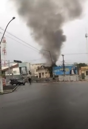 VÍDEO: Possível esquecimento de cafeteira ligada provoca incêndio dentro de residência em Campos