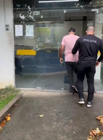 Homem é preso em Campos após descumprir medida protetiva e furtar relógio de energia da casa de ex-companheira Homem é preso em Campos após descumprir medida protetiva e furtar relógio de energia da casa de ex-companheira