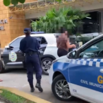 Mulher tenta atacar outra com tesoura durante discussão dentro de ônibus em Campos