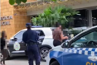 Mulher tenta atacar outra com tesoura durante discussão dentro de ônibus em Campos