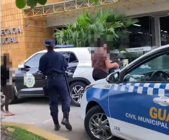 Mulher tenta atacar outra com tesoura durante discussão dentro de ônibus em Campos