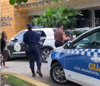 Mulher tenta atacar outra com tesoura durante discussão dentro de ônibus em Campos Mulher tenta atacar outra com tesoura durante discussão dentro de ônibus em Campos