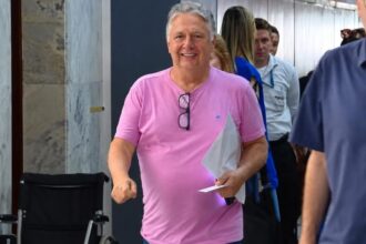 Garotinho vota no Rio e descarta, a princípio, apoiar Paes ou Ruas no segundo turno