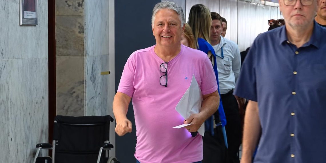 Garotinho vota no Rio e descarta, a princípio, apoiar Paes ou Ruas no segundo turno